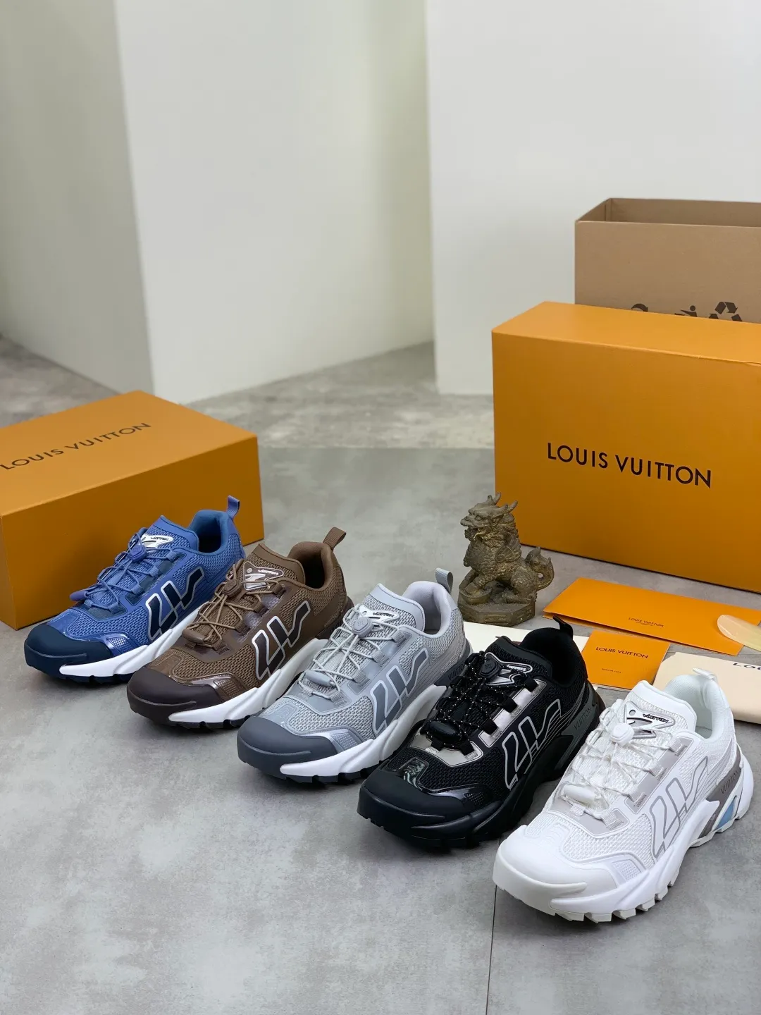 Men's Men's Shoes💰P740 New High Version LV Louis Vuitton L Jialu Brand Runner Tatic Series Thick Sole Casual Sports Shoes Running Shoes Original Purchase Development Production This LV Runner Tatic sports shoe combines technical materials such as mesh fabric and ribbons to interpret the inspiration of traditional mountaineering shoes. LV letters are written on one side, the lariat buckle of the quick lacing system is embellished with Monogram flowers and Louis Vuitton logos, and the light and wear-resistant rubber outsole completes the whole package. The delivery counter is beautifully packaged🛍📦 ▪️Fabrics: Original imported custom technical fabric + mesh ▪️Inner lining: Original customized breathable mesh ▪️Sole: Original open-molded anti-slip rubber combination material ▪️Sole thickness: 4CM ▪️Size: Men's 39-44 (38 45 (customized)